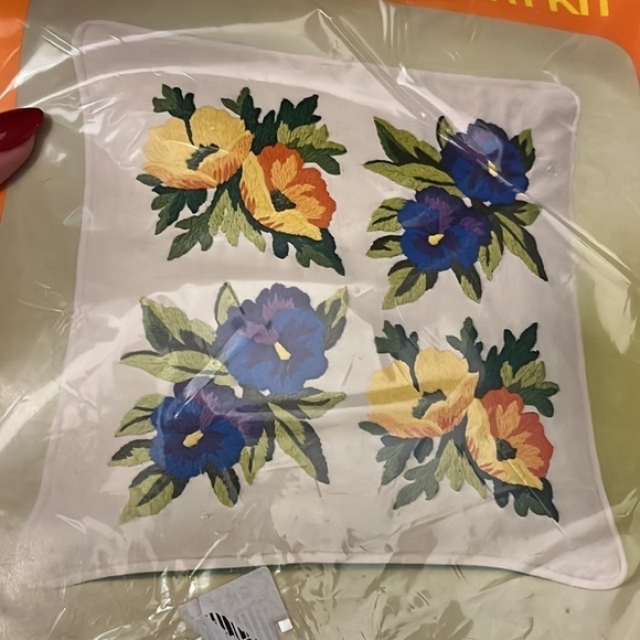 Pauline Denham Vintage Crewel Embroidery Kit Pansy Poppies Pillow 14” Linen - Picture 3 of 8